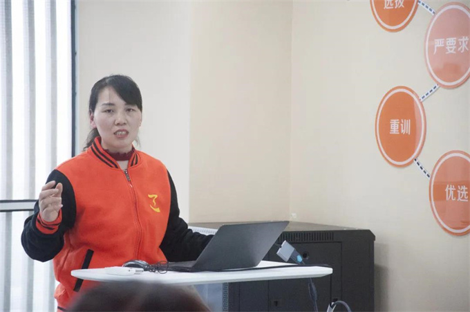從制鞋工到行業(yè)先鋒:高級(jí)家政培訓(xùn)師羅春霞的華麗蛻變