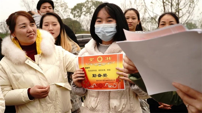 從制鞋工到行業(yè)先鋒:高級(jí)家政培訓(xùn)師羅春霞的華麗蛻變